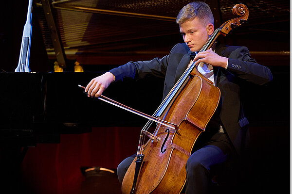 Levi Enns mit seinem Violoncello